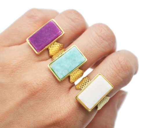 Bague-Large-Matelassee-Acier-Dore-avec-Pierre-Rectangle-Couleur