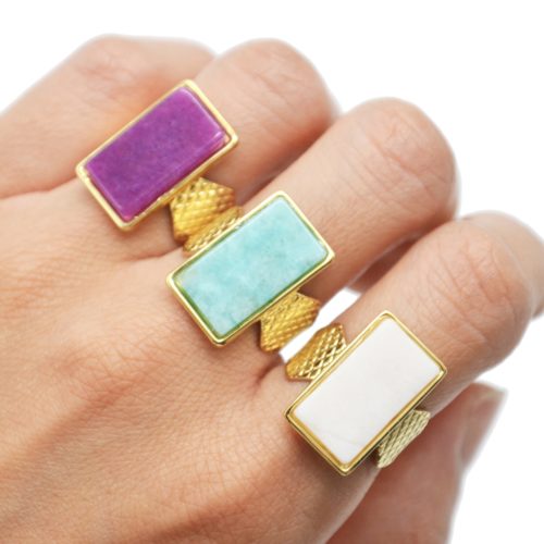 Bague-Large-Matelassee-Acier-Dore-avec-Pierre-Rectangle-Couleur