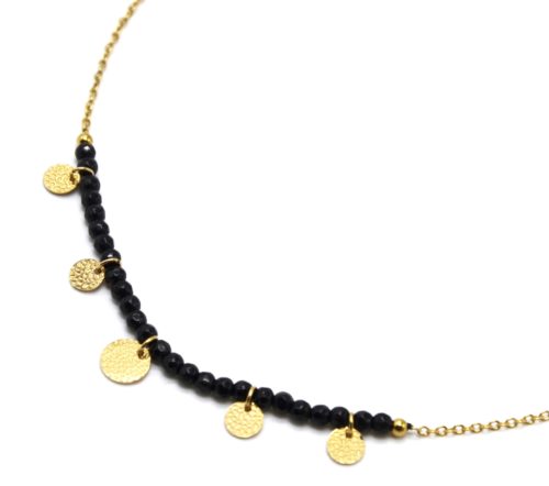 Collier-Fine-Chaine-avec-Pierres-Noires-et-Pampilles-Martelees-Acier-Dore