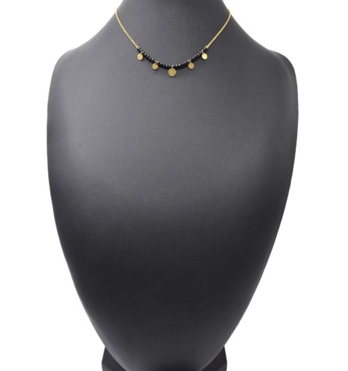 Collier-Fine-Chaine-avec-Pierres-Noires-et-Pampilles-Martelees-Acier-Dore