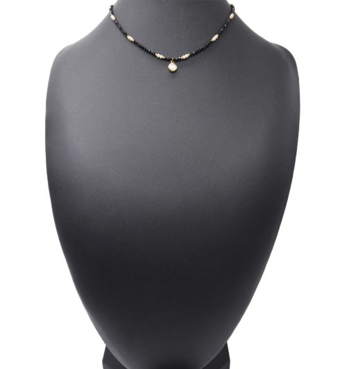 Collier-Mini-Pierres-Noires-Grises-et-Pierre-Ronde-Blanche-Contour-Acier-Dore