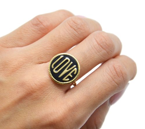 Bague-Fine-Torsadee-avec-Medaille-Email-Noir-et-Love-Acier-Dore