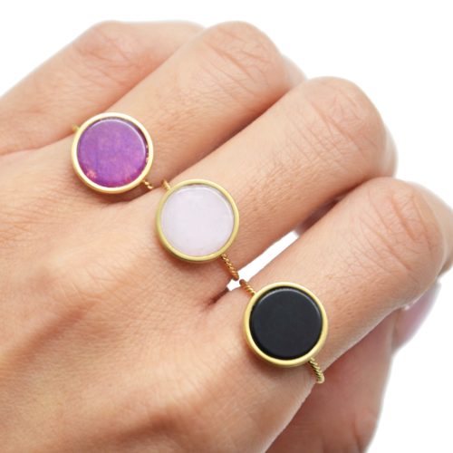 Bague-Fine-Torsadee-avec-Pierre-Ronde-Couleur-Contour-Acier-Dore