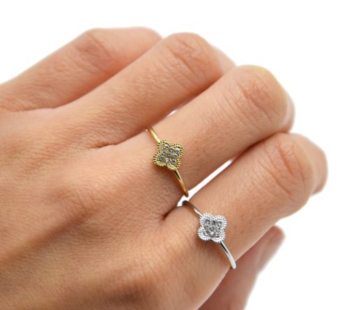 Bague-Fine-avec-Trefle-Strass-et-Contour-Acier