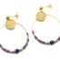 Boucles-dOreilles-Bille-Medaille-Martelee-Acier-Dore-et-Anneau-Perles-Violettes