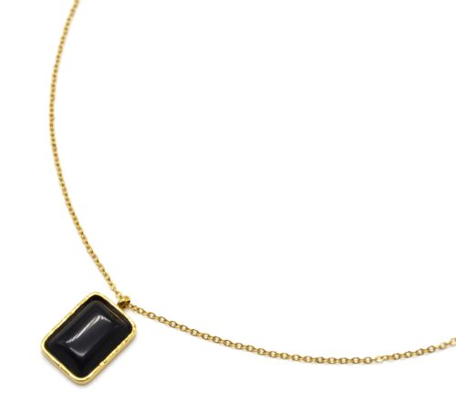 Collier-Fine-Chaine-avec-Pierre-Rectangle-Noire-Contour-Acier-Dore