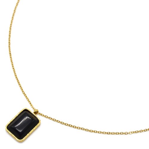 Collier-Fine-Chaine-avec-Pierre-Rectangle-Noire-Contour-Acier-Dore