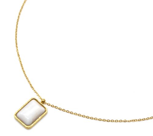 Collier-Fine-Chaine-avec-Pierre-Rectangle-Blanche-Contour-Acier-Dore