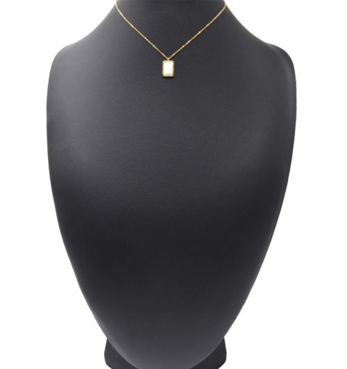 Collier-Fine-Chaine-avec-Pierre-Rectangle-Blanche-Contour-Acier-Dore