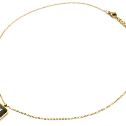 Collier-Fine-Chaine-avec-Pierre-Rectangle-Verte-Contour-Acier-Dore