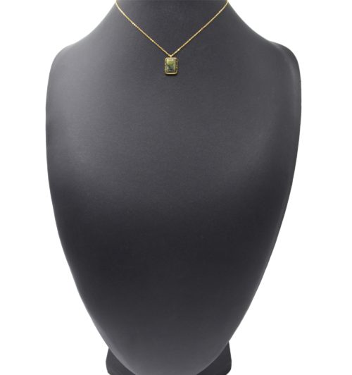 Collier-Fine-Chaine-avec-Pierre-Rectangle-Verte-Contour-Acier-Dore