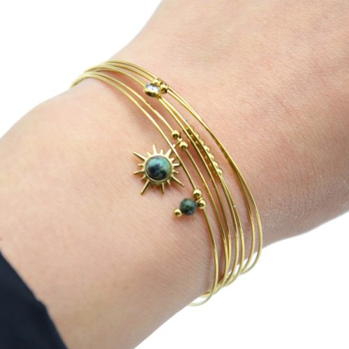Bracelet-Semainier-Multi-Joncs-Acier-Dore-avec-Billes-Etoile-Polaire-et-Pierres-Vertes