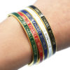 Bracelet-Jonc-Email-Couleur-Contour-Acier-Dore-avec-Message-Amour-Chance-Bonheur