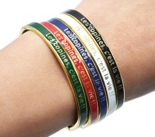 Bracelet-Jonc-Email-Couleur-Contour-Acier-Dore-avec-Message-Les-Copines-Cest-La-Vie