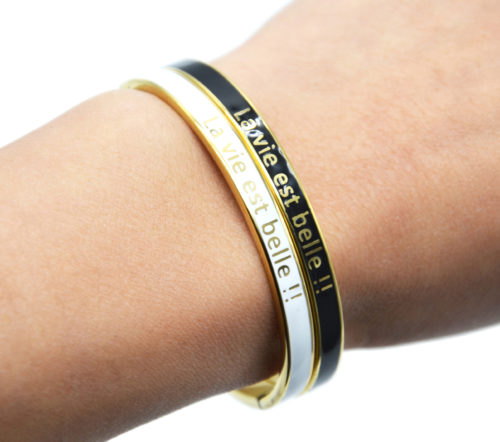 Bracelet-Jonc-Email-Couleur-Contour-Acier-Dore-avec-Message-La-Vie-Est-Belle