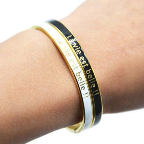 Bracelet-Jonc-Email-Couleur-Contour-Acier-Dore-avec-Message-La-Vie-Est-Belle