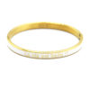 Bracelet-Jonc-Email-Blanc-Contour-Acier-Dore-avec-Message-La-Vie-Est-Belle