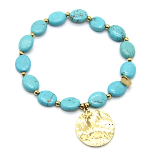 Bracelet-Pierres-Ovales-Turquoises-avec-Pampille-Medaille-Martelee-Acier-Dore