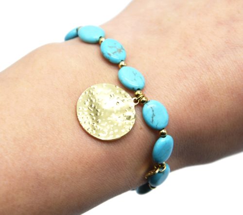 Bracelet-Pierres-Ovales-Turquoises-avec-Pampille-Medaille-Martelee-Acier-Dore