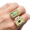 Bague-avec-Medaille-Martelee-Rectangle-Points-Acier-Dore-et-Pierre-Couleur