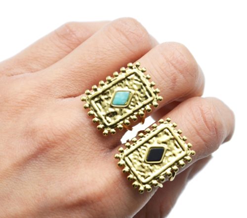 Bague-avec-Medaille-Martelee-Rectangle-Points-Acier-Dore-et-Pierre-Couleur