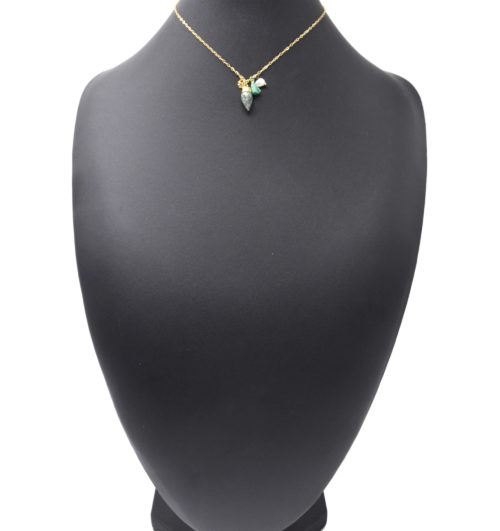 Collier-Fine-Chaine-Acier-Dore-avec-Pierre-Pointe-Verte-et-Multi-Charms