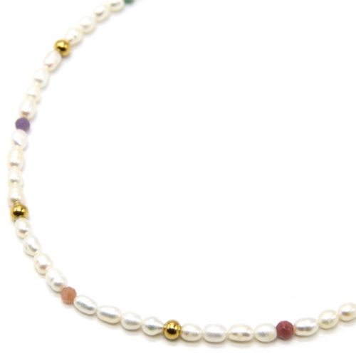 Collier-Perles-dEau-Douce-avec-Pierres-Multicolores-et-Billes-Acier-Dore