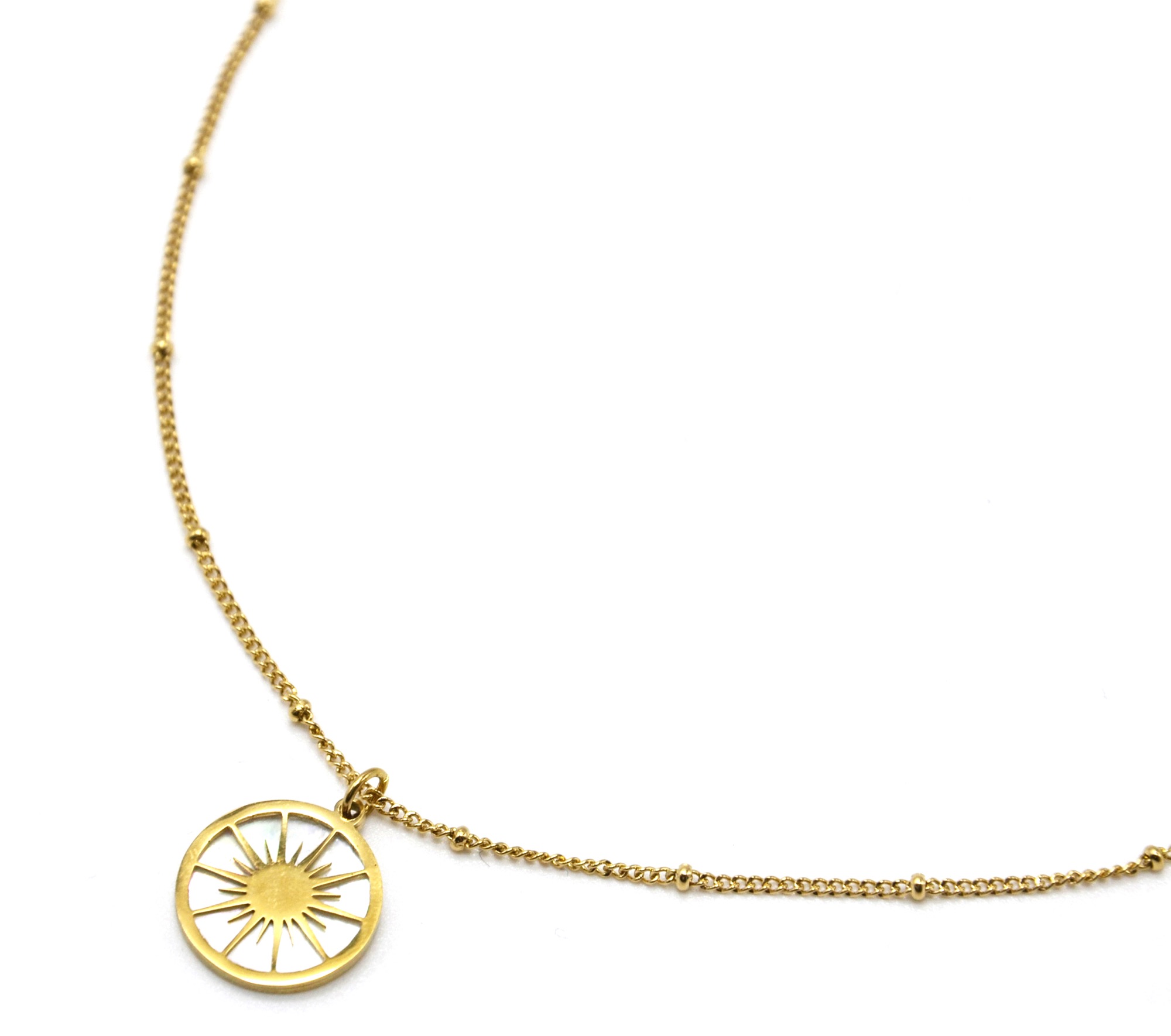 Collier-Chaine-Billes-Pendentif-Cercle-Soleil-Acier-Dore-et-Nacre