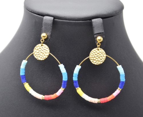 Boucles-dOreilles-Medaille-Martelee-Acier-Dore-et-Anneau-Perles-Multicolores