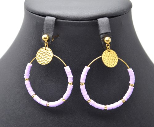 Boucles-dOreilles-Medaille-Martelee-Acier-Dore-et-Anneau-Perles-Lilas