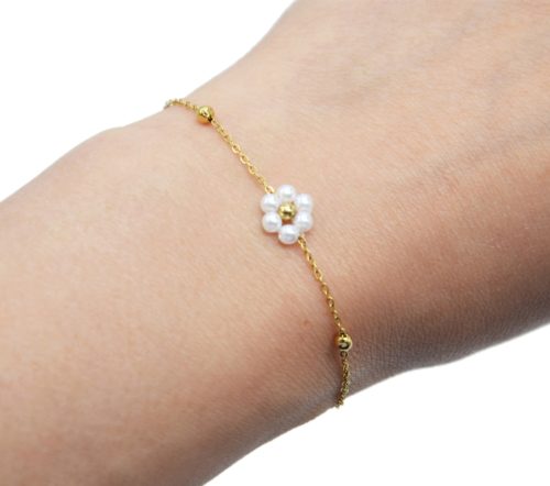 Bracelet-Fine-Chaine-Billes-Acier-Dore-avec-Fleur-Perles-Blanches
