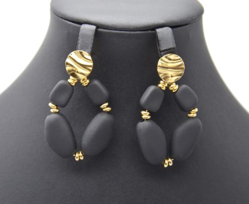 Boucles-dOreilles-Medaille-Acier-Dore-et-Goutte-Perles-Noir-Mat