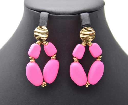 Boucles-dOreilles-Medaille-Acier-Dore-et-Goutte-Perles-Gomme-Rose-Fluo