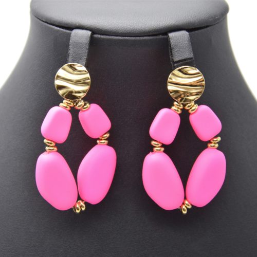 Boucles-dOreilles-Medaille-Acier-Dore-et-Goutte-Perles-Gomme-Rose-Fluo