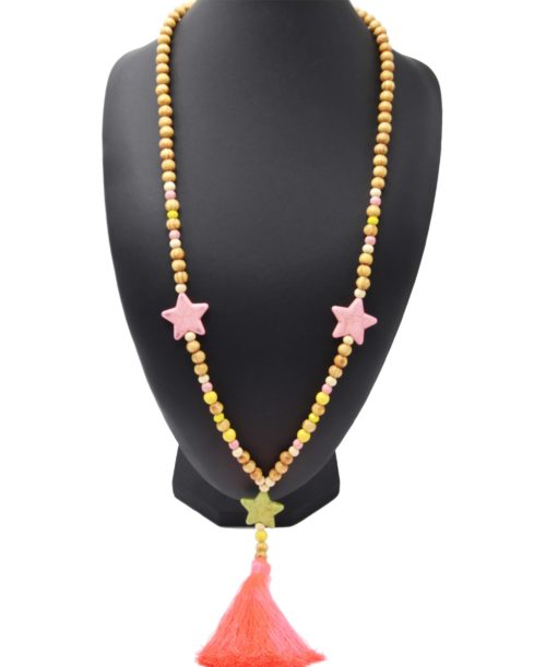 Sautoir-Collier-Perles-Bois-et-Effet-Marbre-avec-Triple-Etoiles-Pierre-et-Pompon-Rose-Fluo