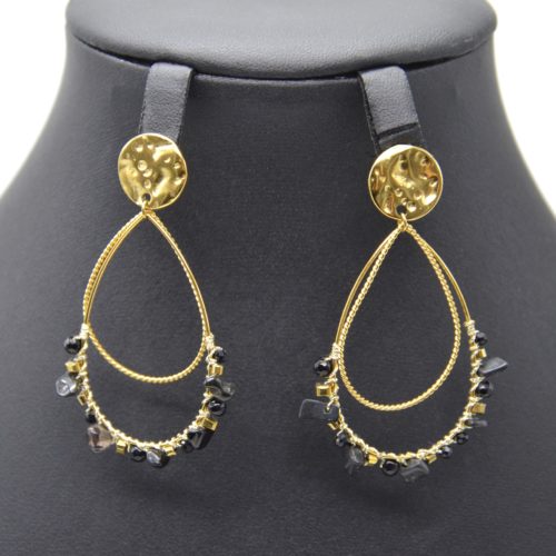 Boucles-dOreilles-Medaille-Martelee-Gouttes-Acier-Dore-et-Pierres-Noires