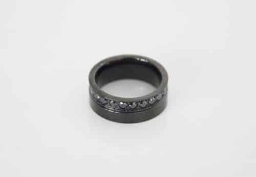 Bague-Anneau-Acier-Noir-et-Bande-Strass-Taille-18