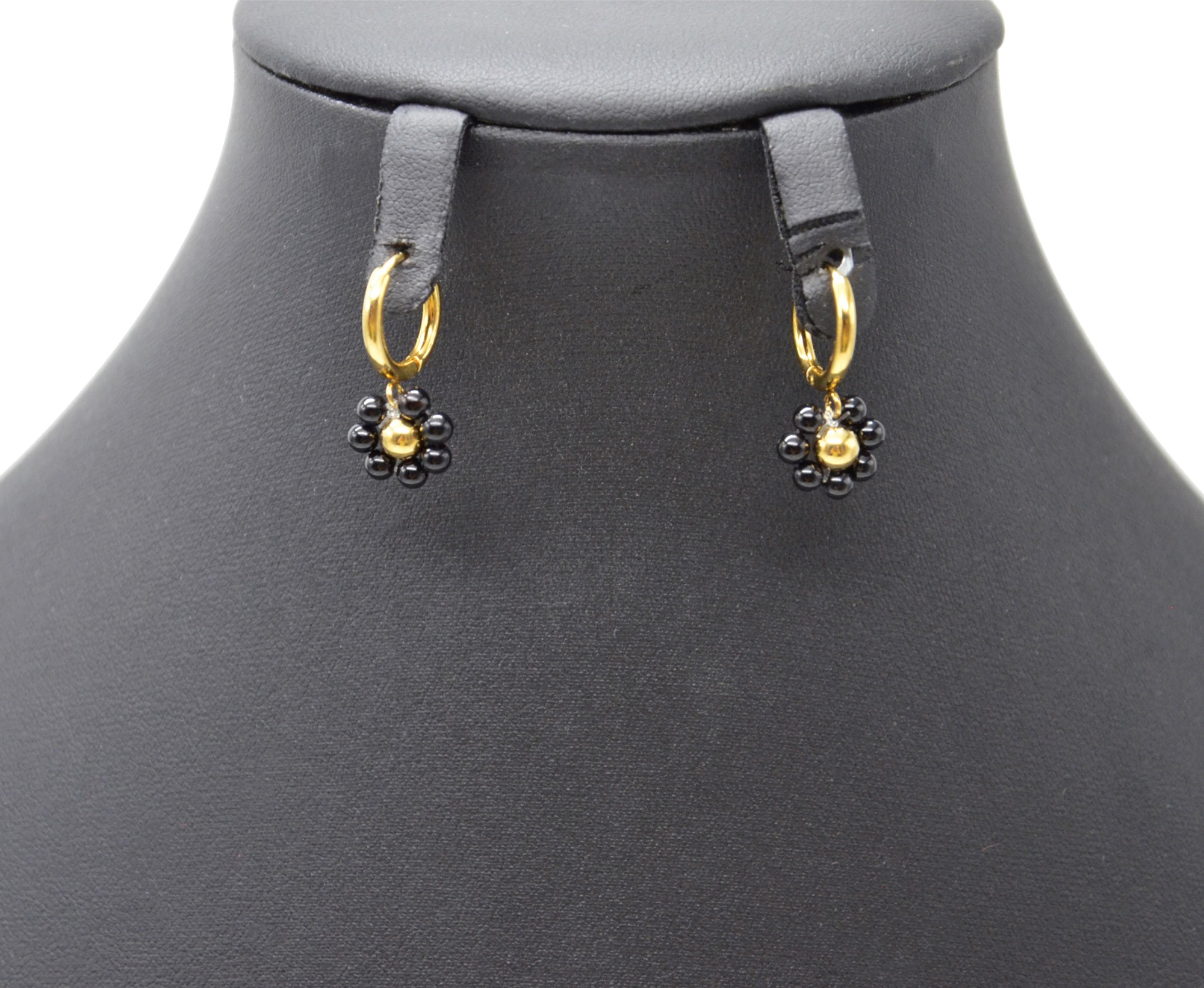 Boucles-dOreilles-Mini-Creoles-avec-Fleur-Pierres-Noires-et-Bille-Acier-Dore