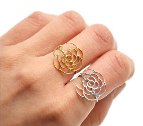 Bague-avec-Fleur-Petales-Contour-Points-Acier