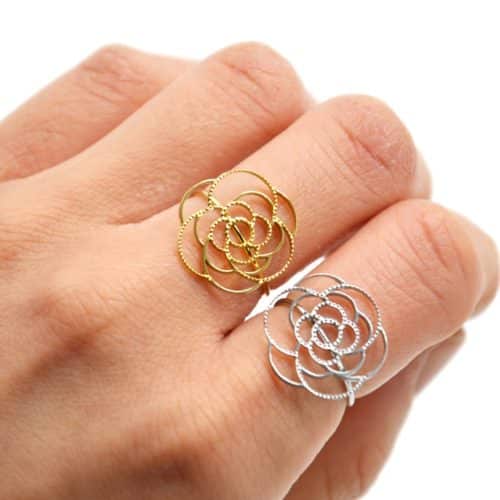 Bague-avec-Fleur-Petales-Contour-Points-Acier