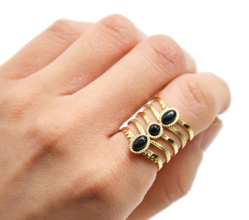 Bague-5-Rangs-Textures-avec-Pierres-Noires-Contour-Points-Acier-Dore