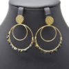 Boucles-dOreilles-Medaille-Martelee-Acier-Dore-et-Cercles-Pierres-Noires