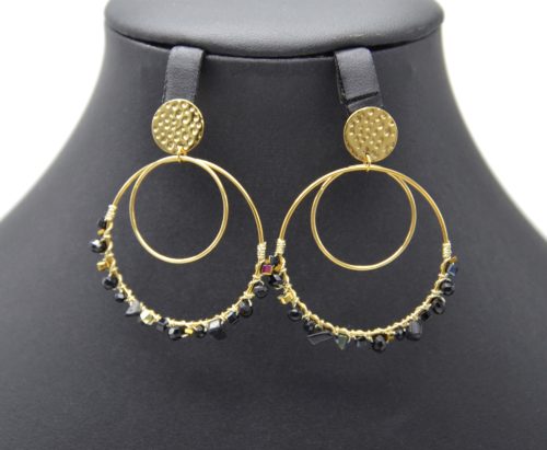 Boucles-dOreilles-Medaille-Martelee-Acier-Dore-et-Cercles-Pierres-Noires