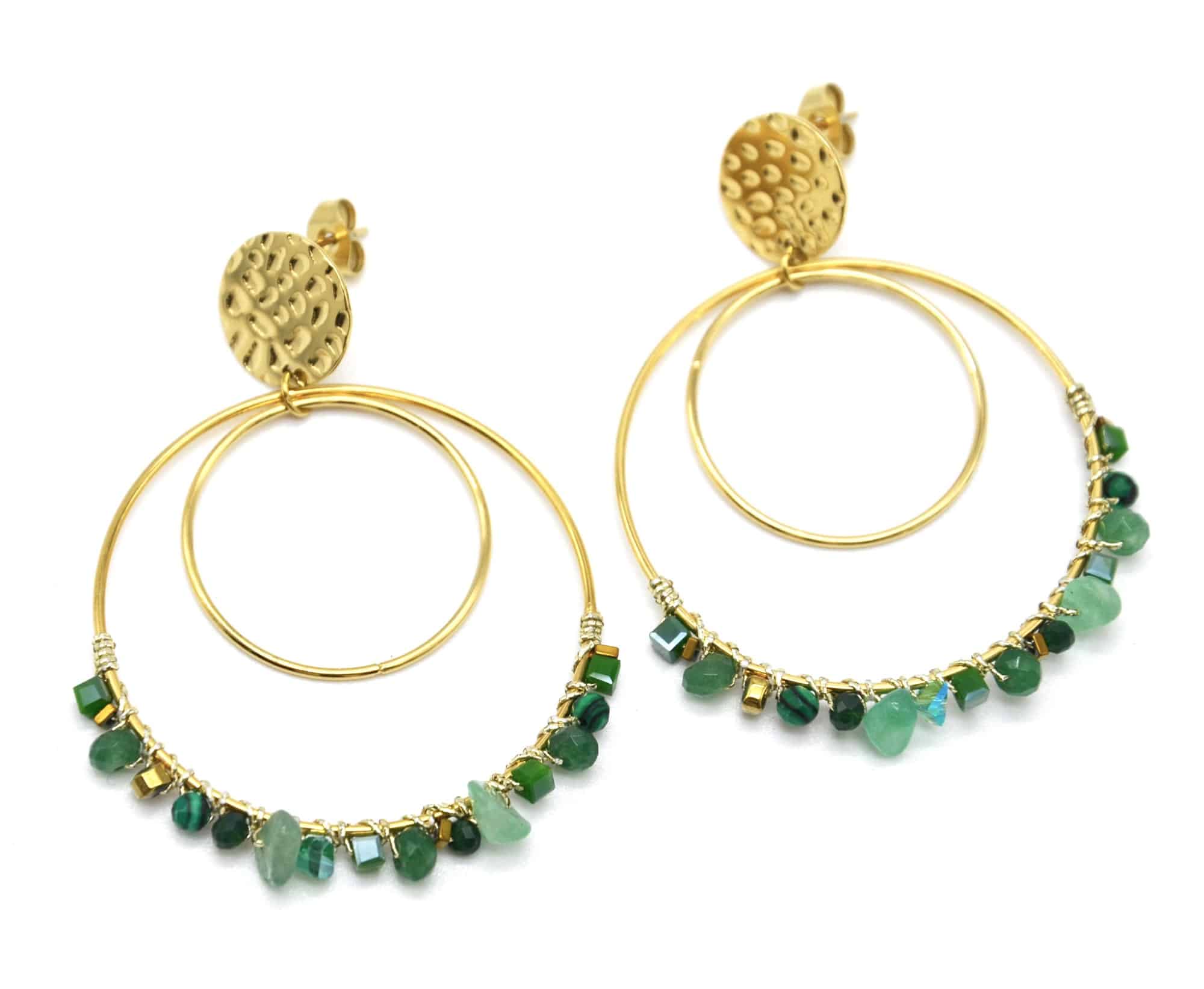 Boucles-dOreilles-Medaille-Martelee-Acier-Dore-et-Cercles-Pierres-Vertes