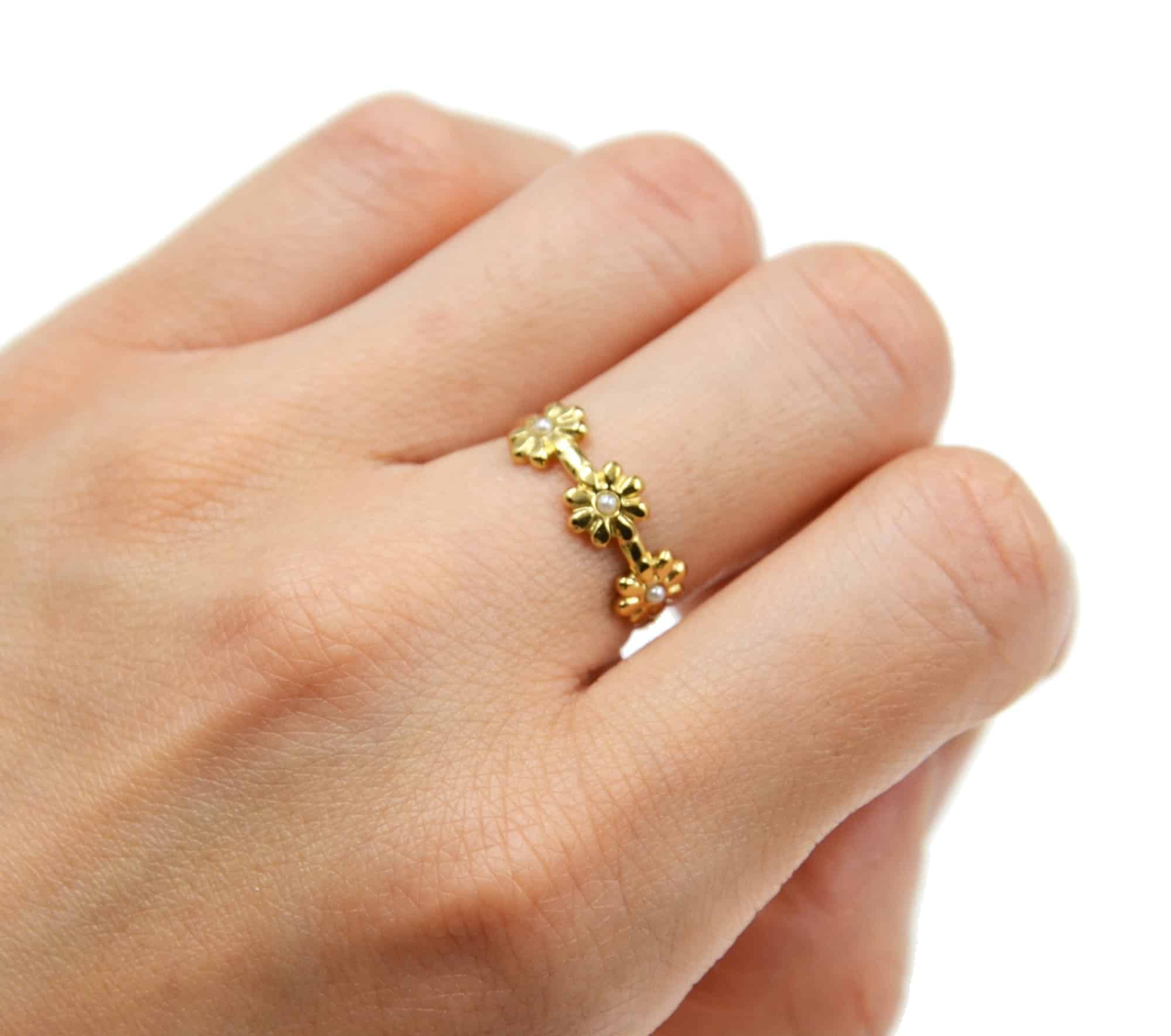 Bague-Anneau-avec-Fleurs-Acier-Dore-et-Perles-Nacre
