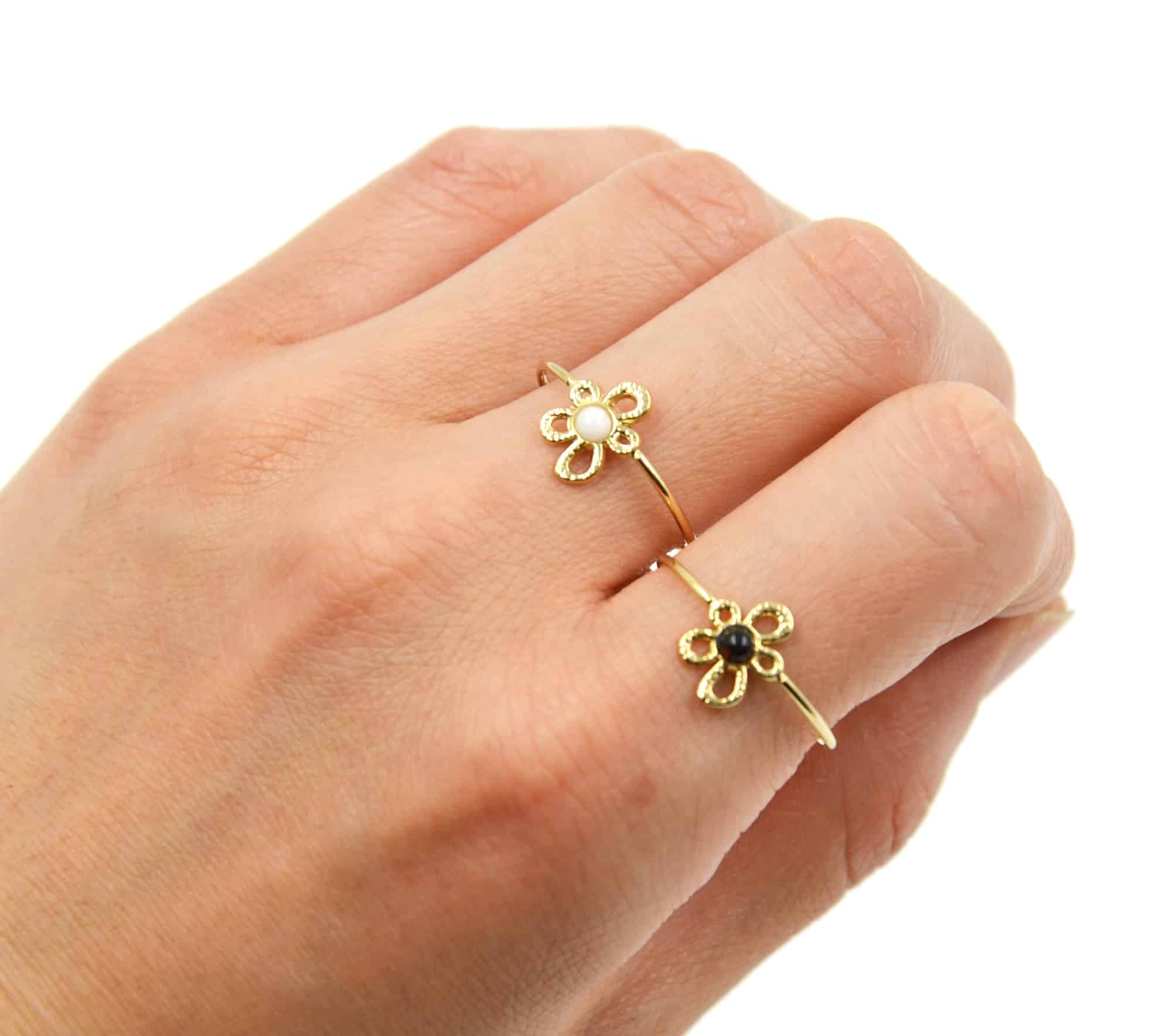 Bague-avec-Fleur-Contour-Acier-Dore-et-Pierre-Couleur